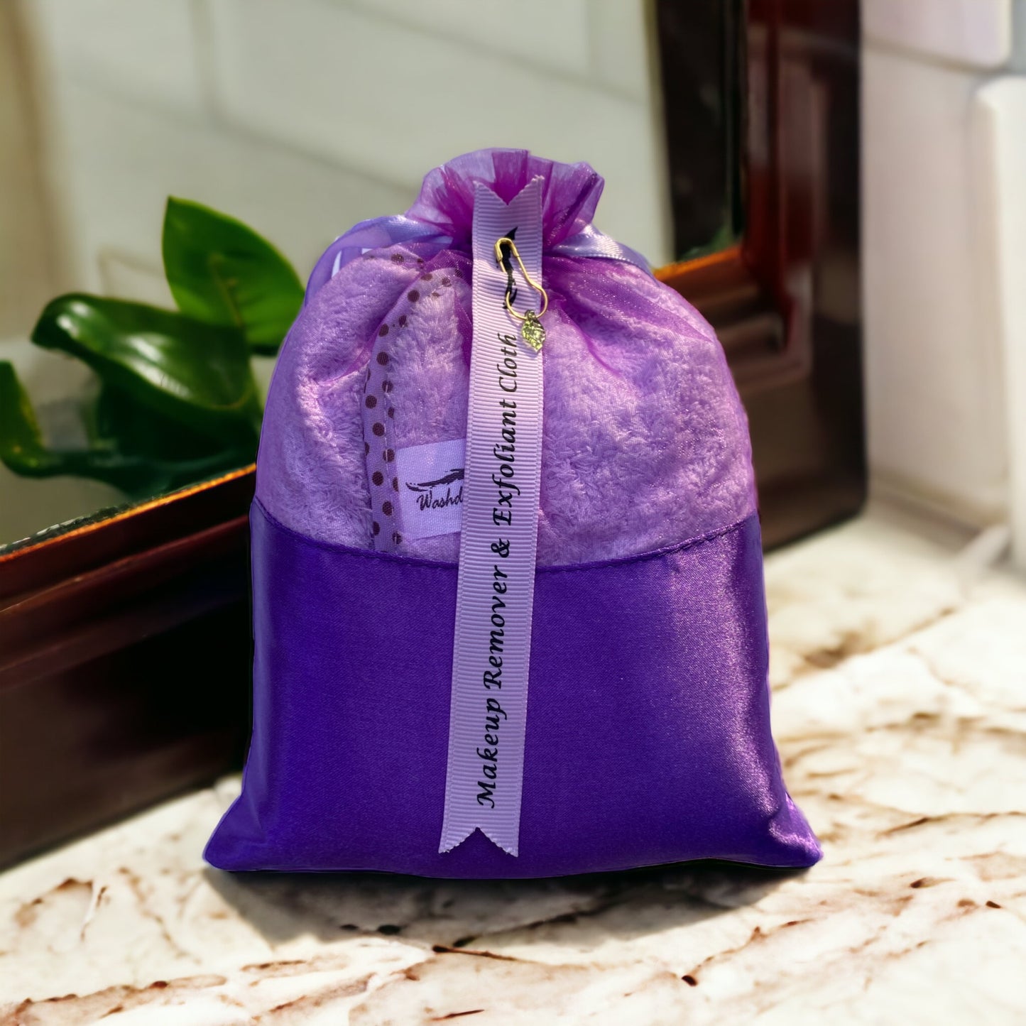 A gift-ready cloth that removes makeup with just water.